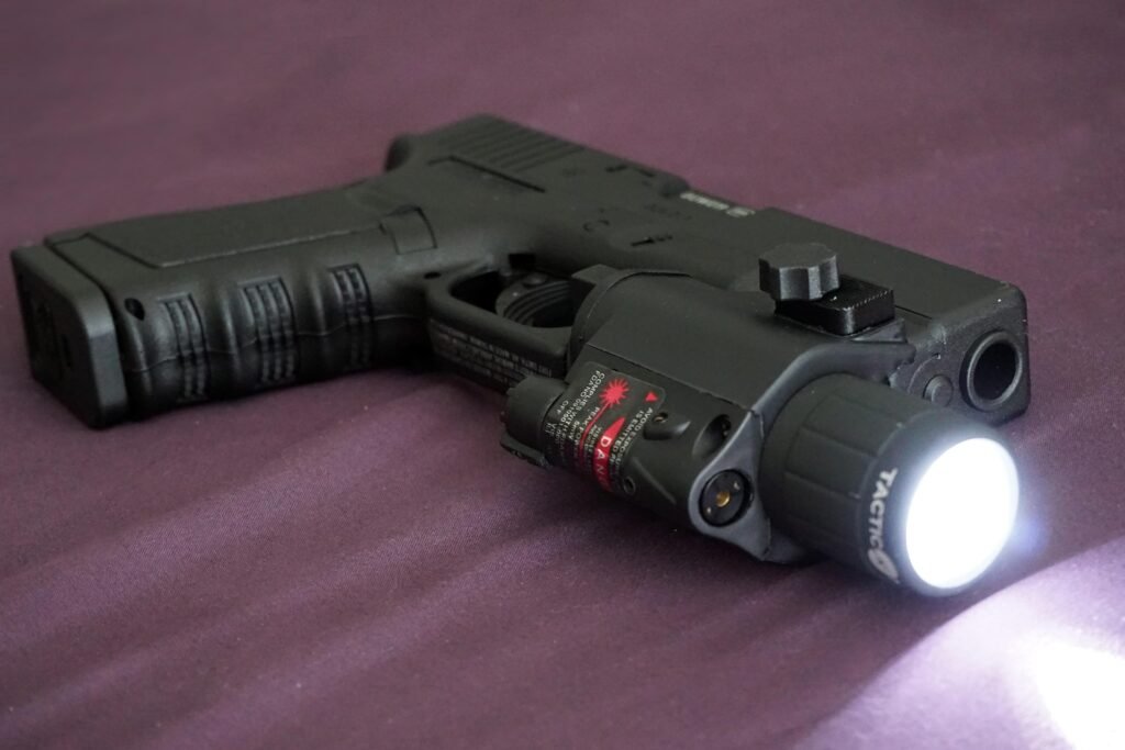 rja1988-gun-4540705_1920